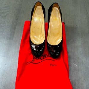 Women size 8 (38) black original Christian louboutin. These are slightly used .